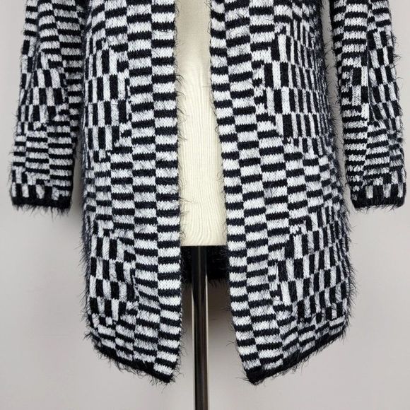 I'm Black White Eyelash Checkered Prints Long Sleeves Mid Length Open Cardigan - Picture 5 of 9